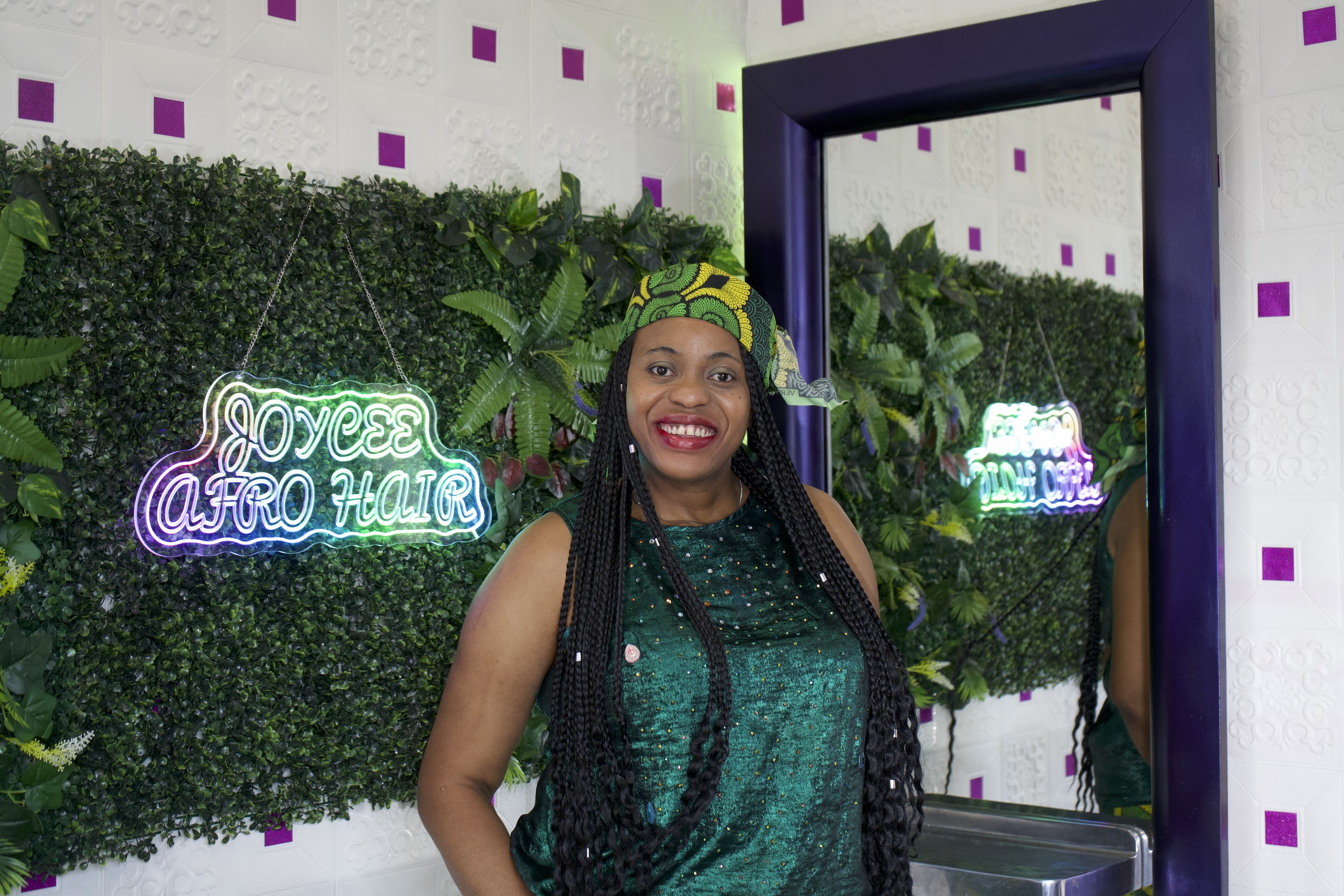 Moderner Luxus-Afro-Haarsalon bei Joycee Afro Hair in Gelsenkirchen mit goldenen und violetten Akzenten